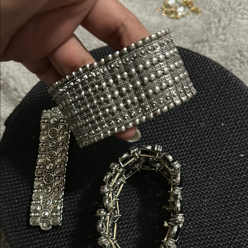 Elegant Silver and Black Bracelet Set - Picture 4 of 11